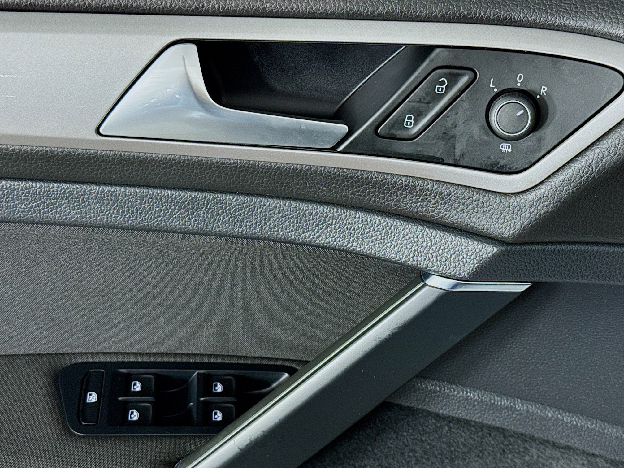 Used 2016 Volkswagen e-Golf SE w/ DC Fast Charging Package image 21