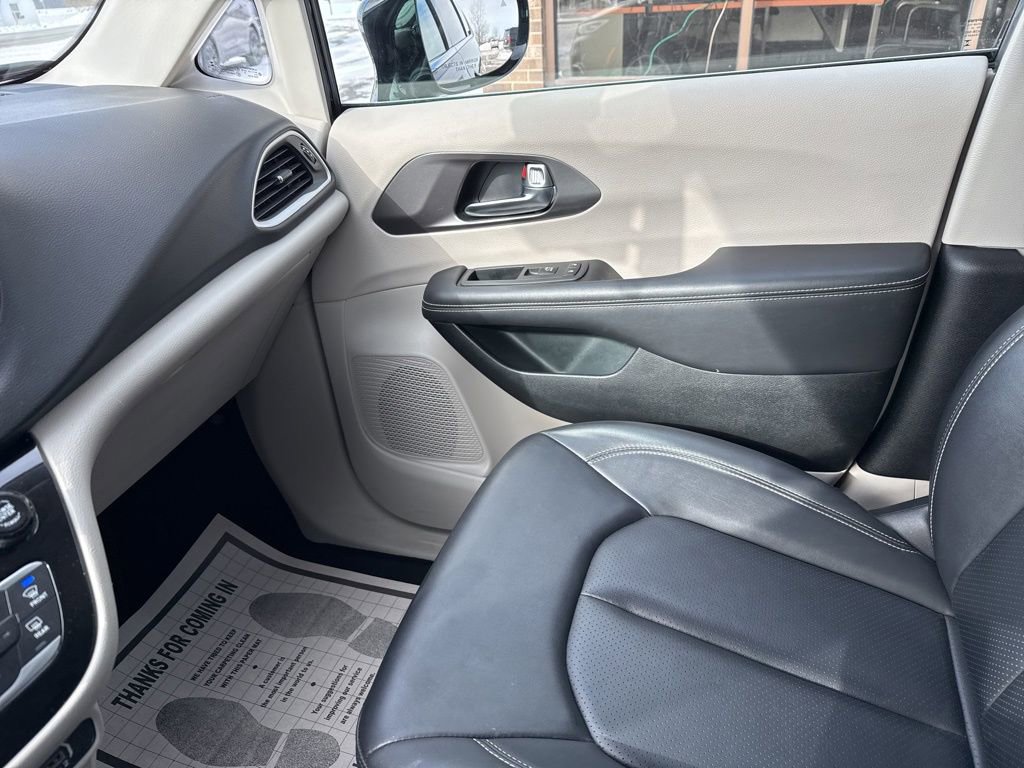 Used 2024 Chrysler Pacifica Touring-L image 47