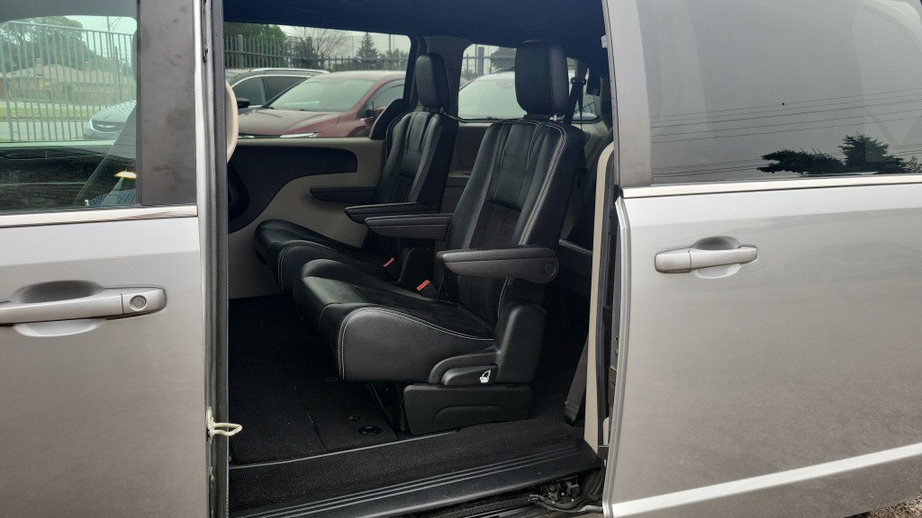 Used 2018 Dodge Grand Caravan SXT image 24