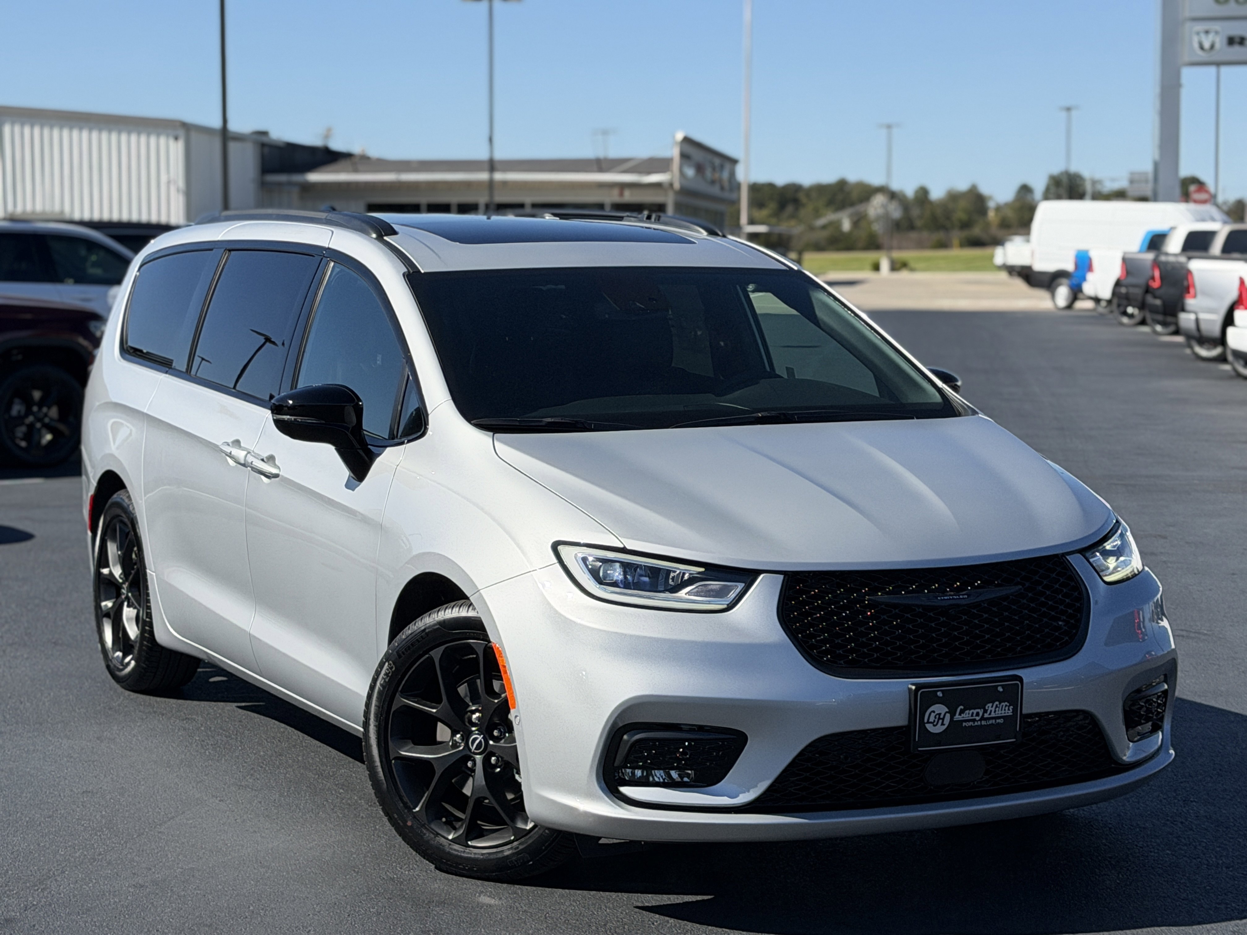 New 2026 Chrysler Pacifica Select image 4