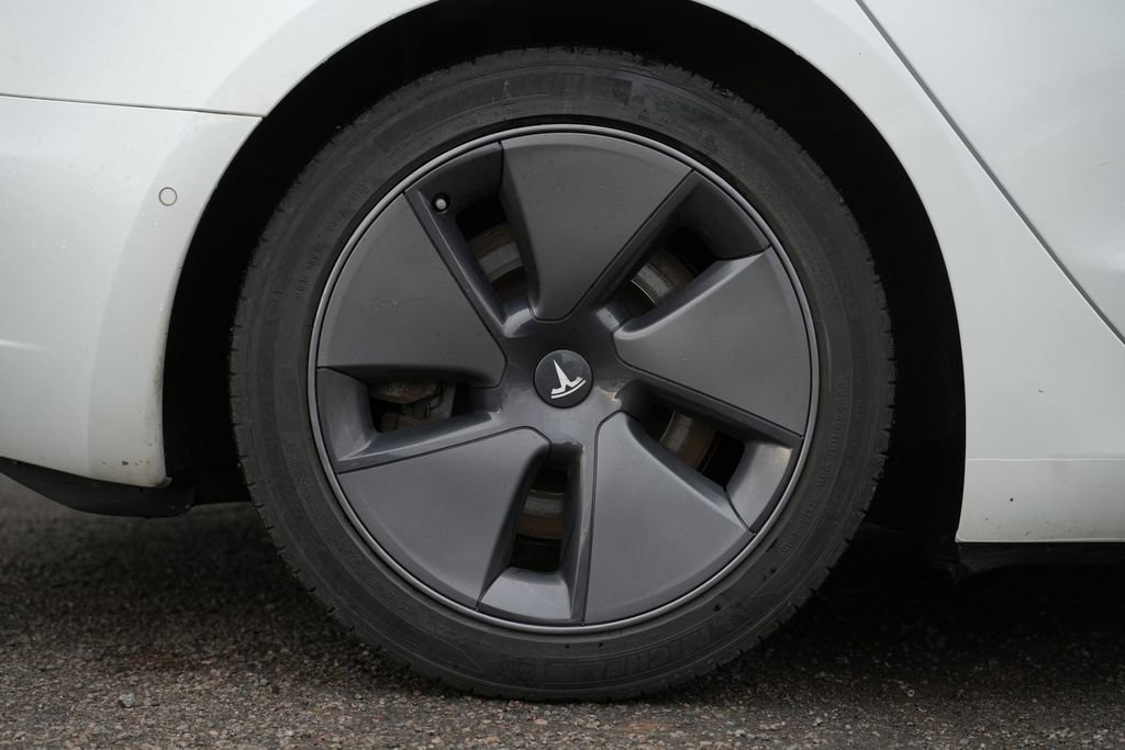 Used 2021 Tesla Model 3 Standard Range Plus image 9