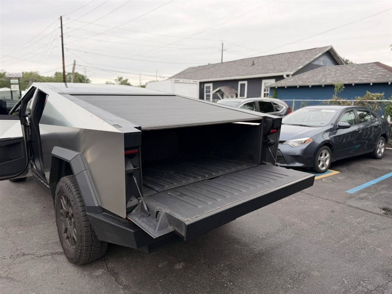 Used 2024 Tesla Cybertruck AWD Crew Cab image 30