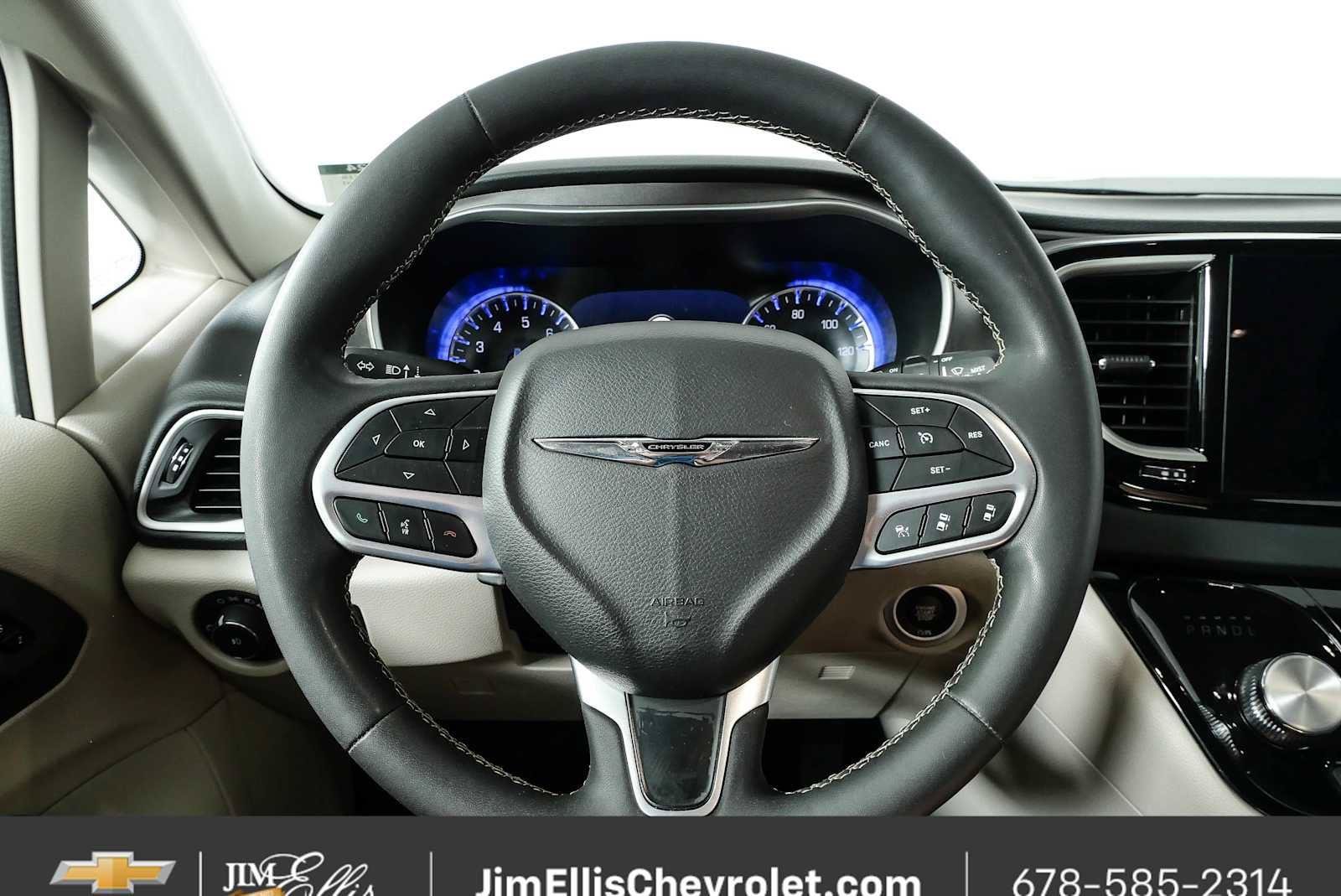 Used 2024 Chrysler Pacifica Touring-L FWD image 9
