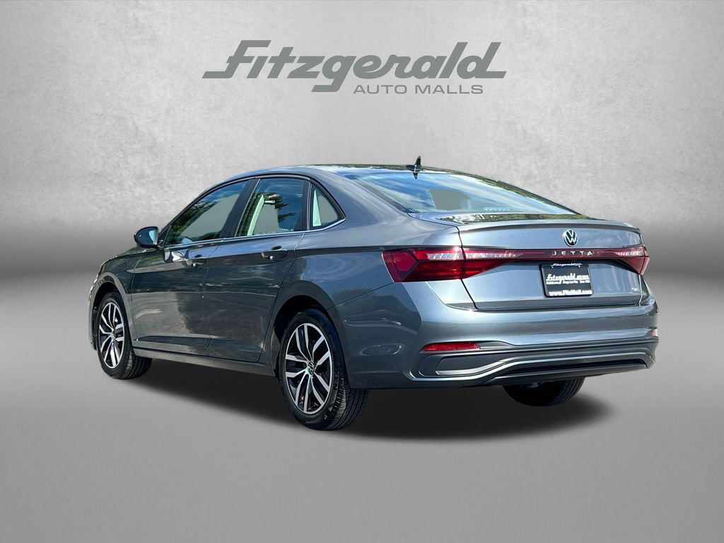 Used 2025 Volkswagen Jetta SE FWD image 9