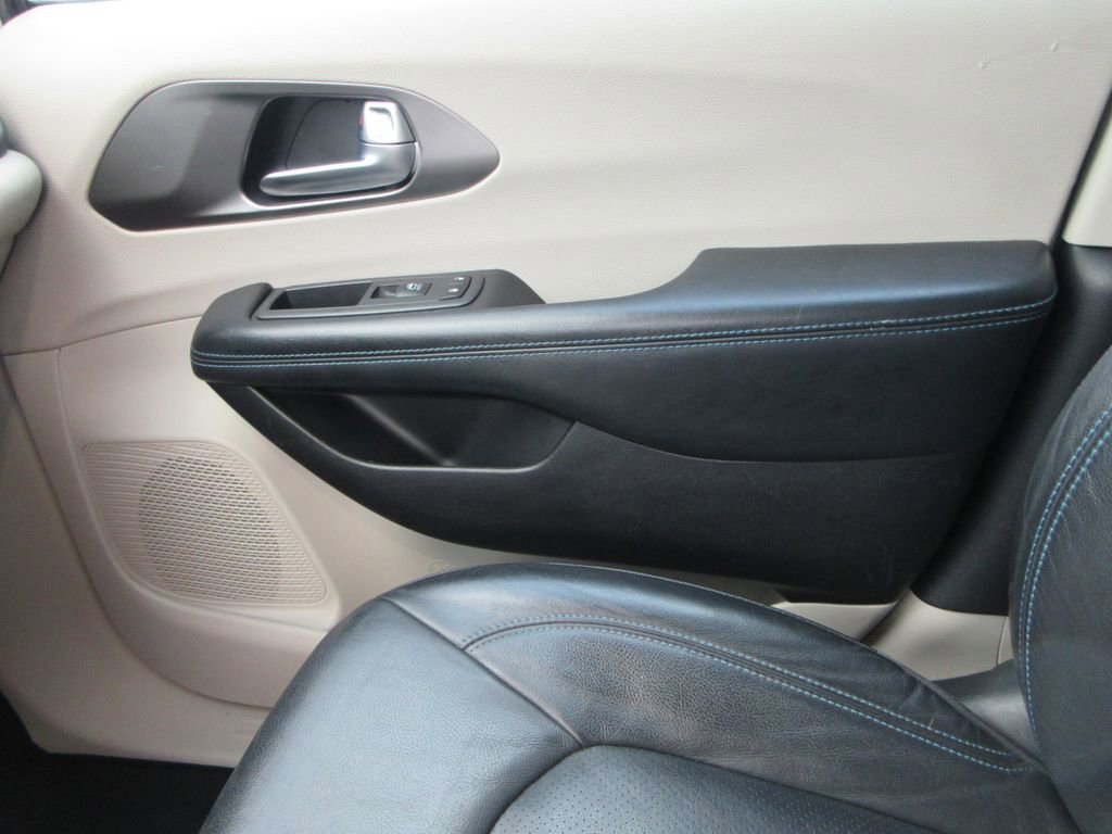 Used 2021 Chrysler Pacifica Touring-L image 36