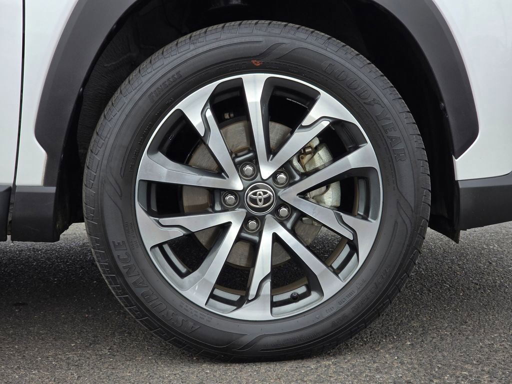 Used 2024 Toyota Corolla Cross XLE w/ Convenience Package image 11