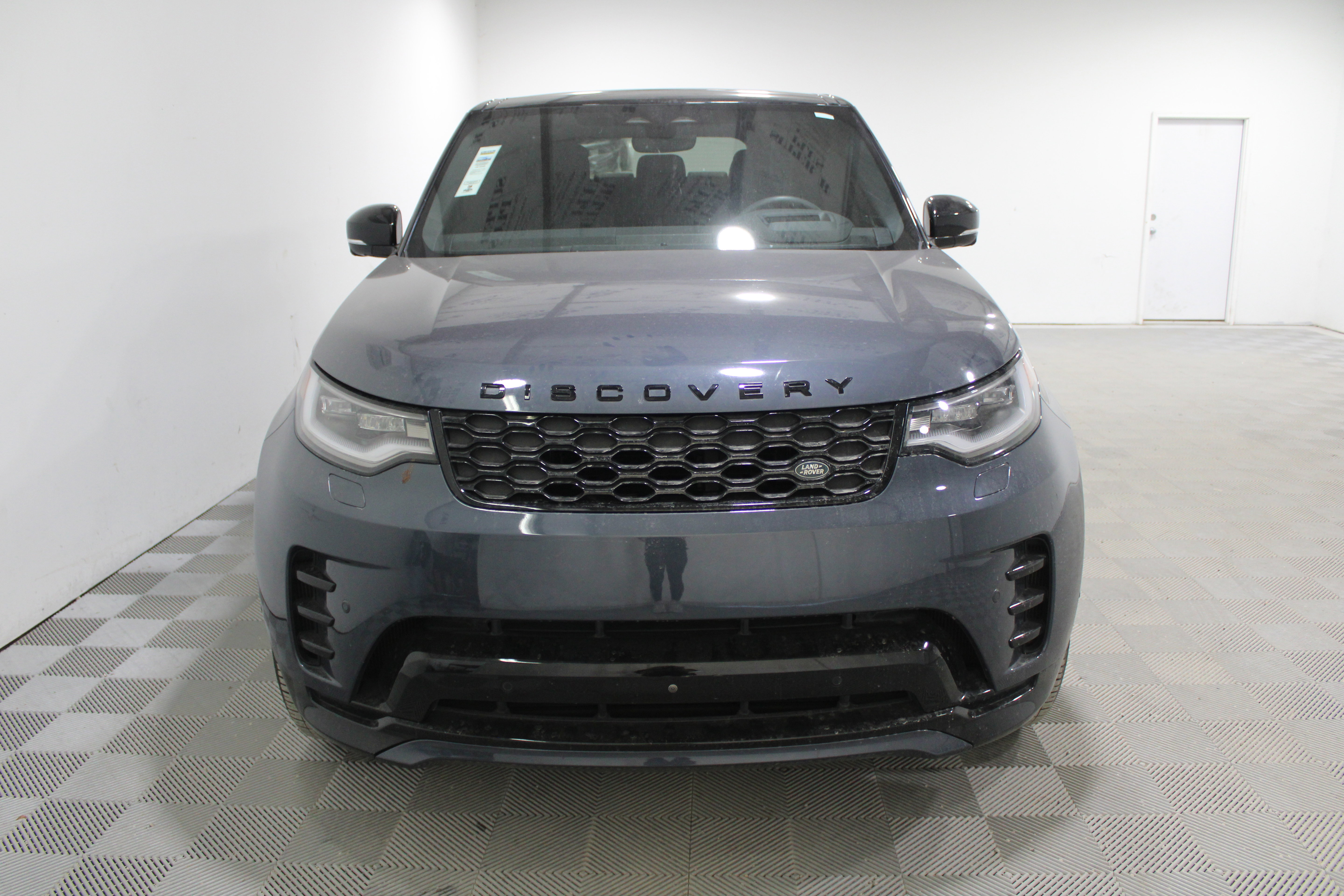 Used 2024 Land Rover Discovery Dynamic SE AWD/4WD image 35