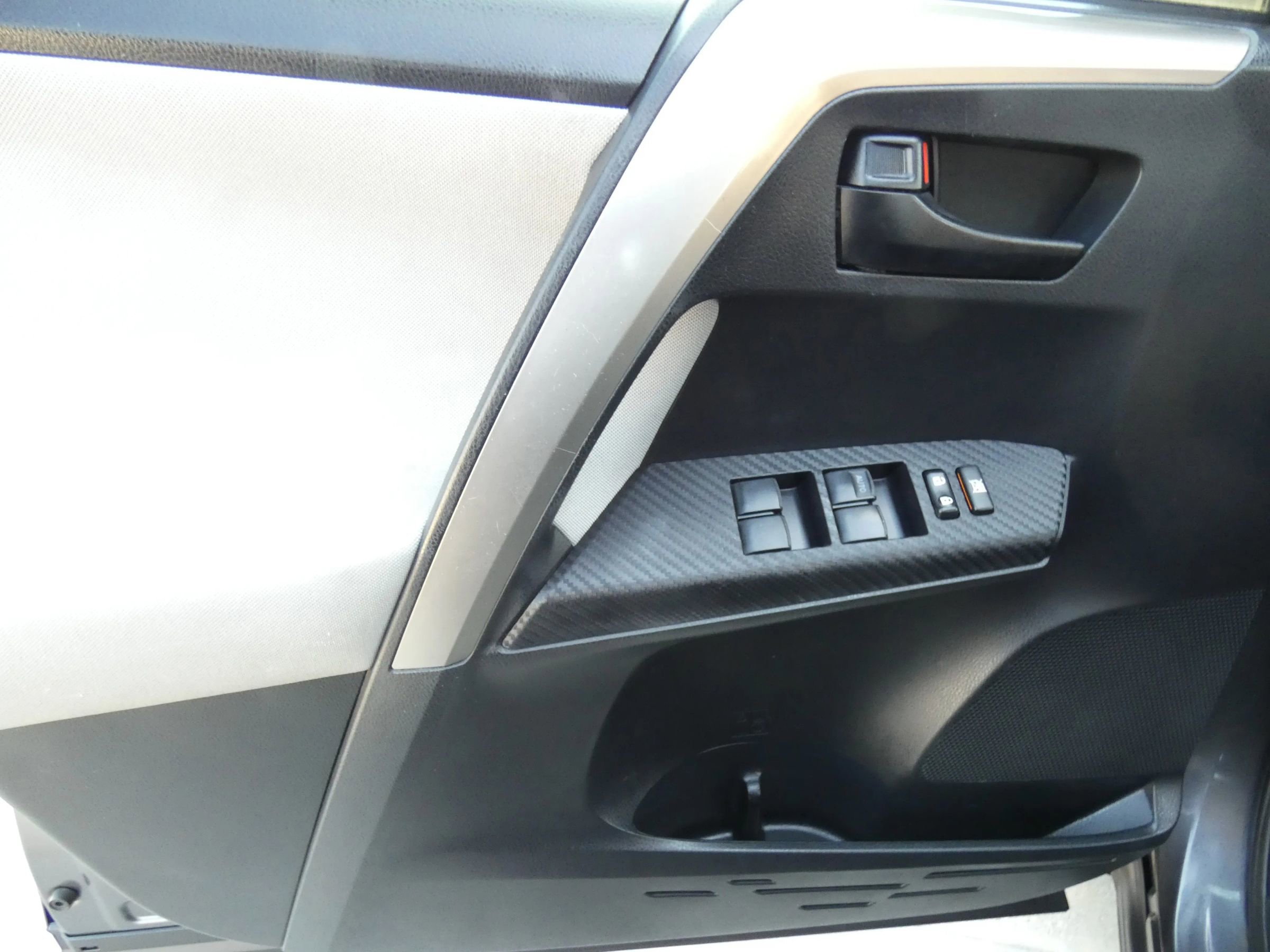 Used 2015 Toyota RAV4 LE image 48