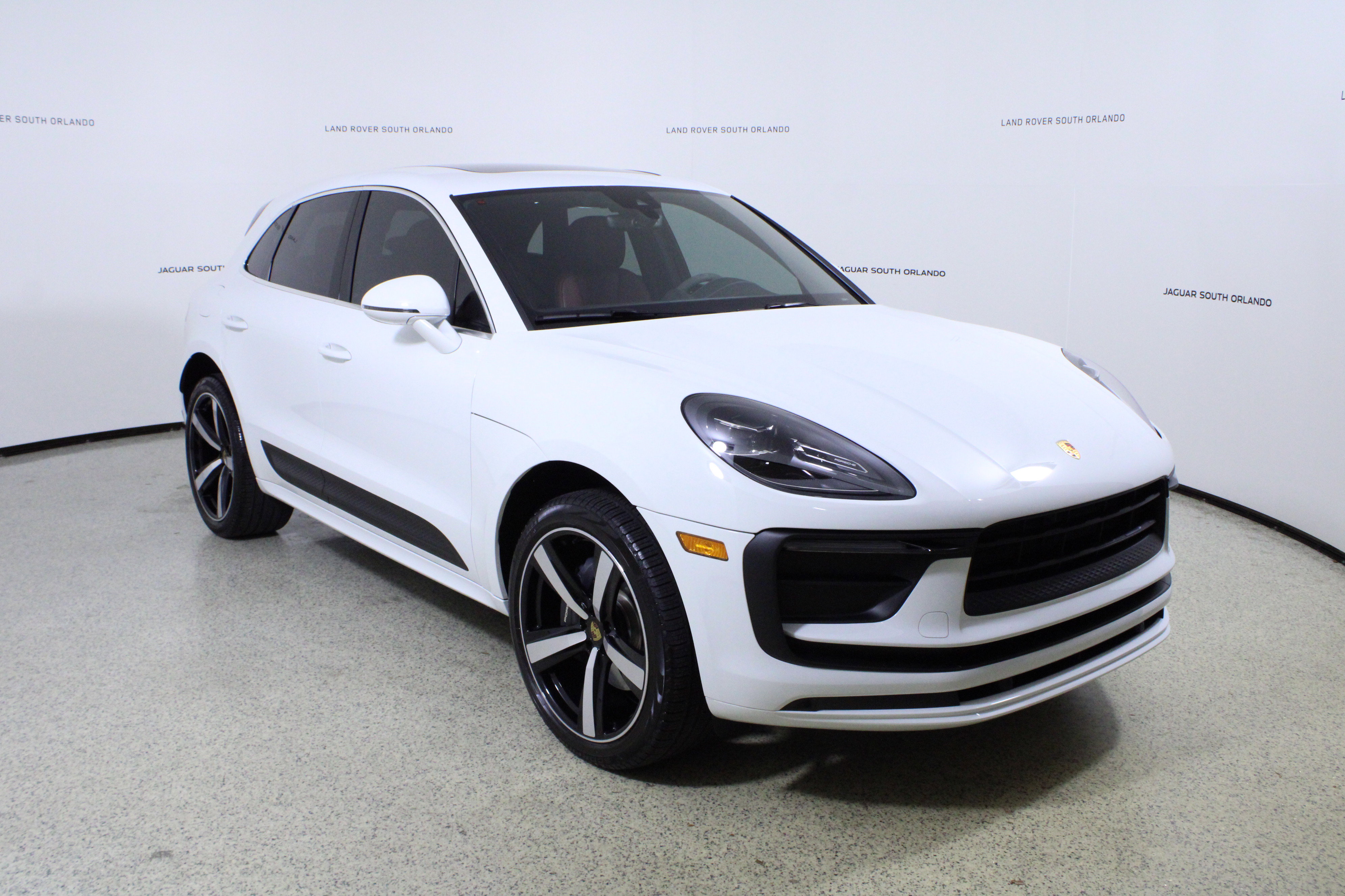 Used 2022 Porsche Macan AWD/4WD image 3