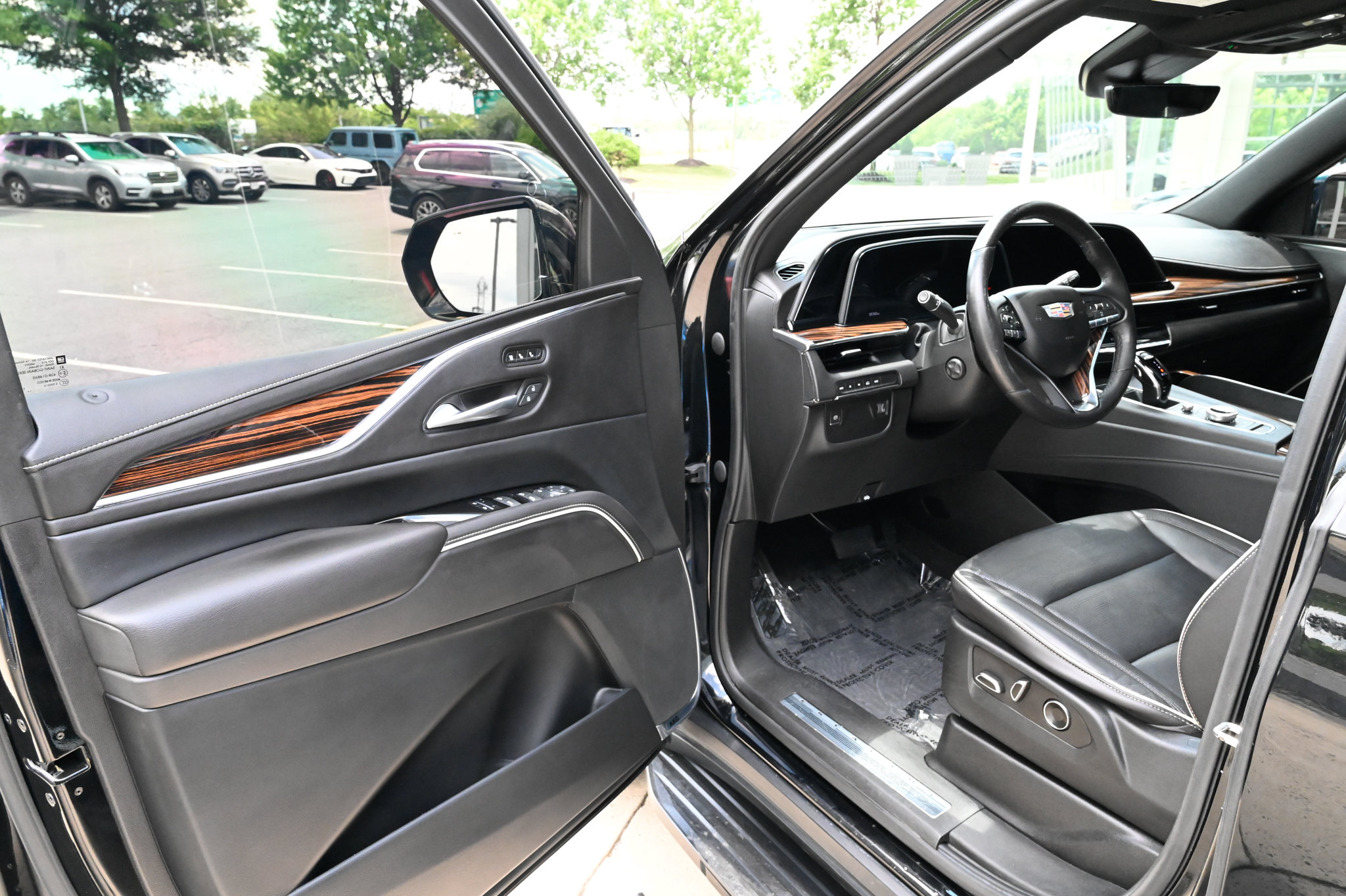 Used 2021 Cadillac Escalade ESV Premium Luxury AWD/4WD image 15