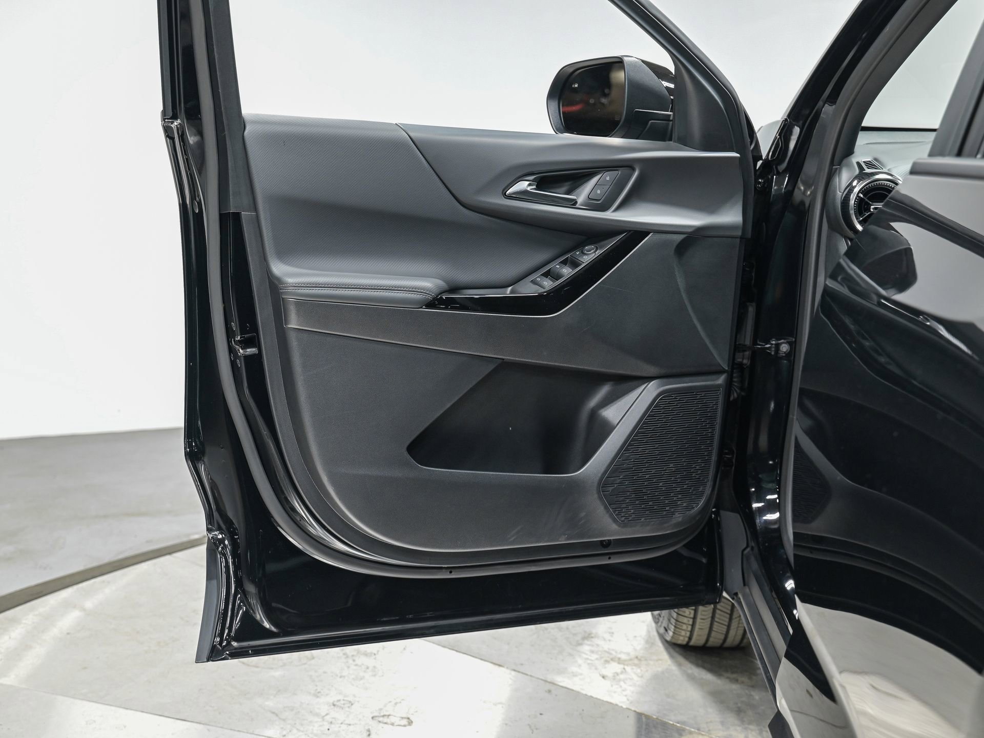 Used 2025 Chevrolet Equinox LT w/ Safety and Technology Package image 12