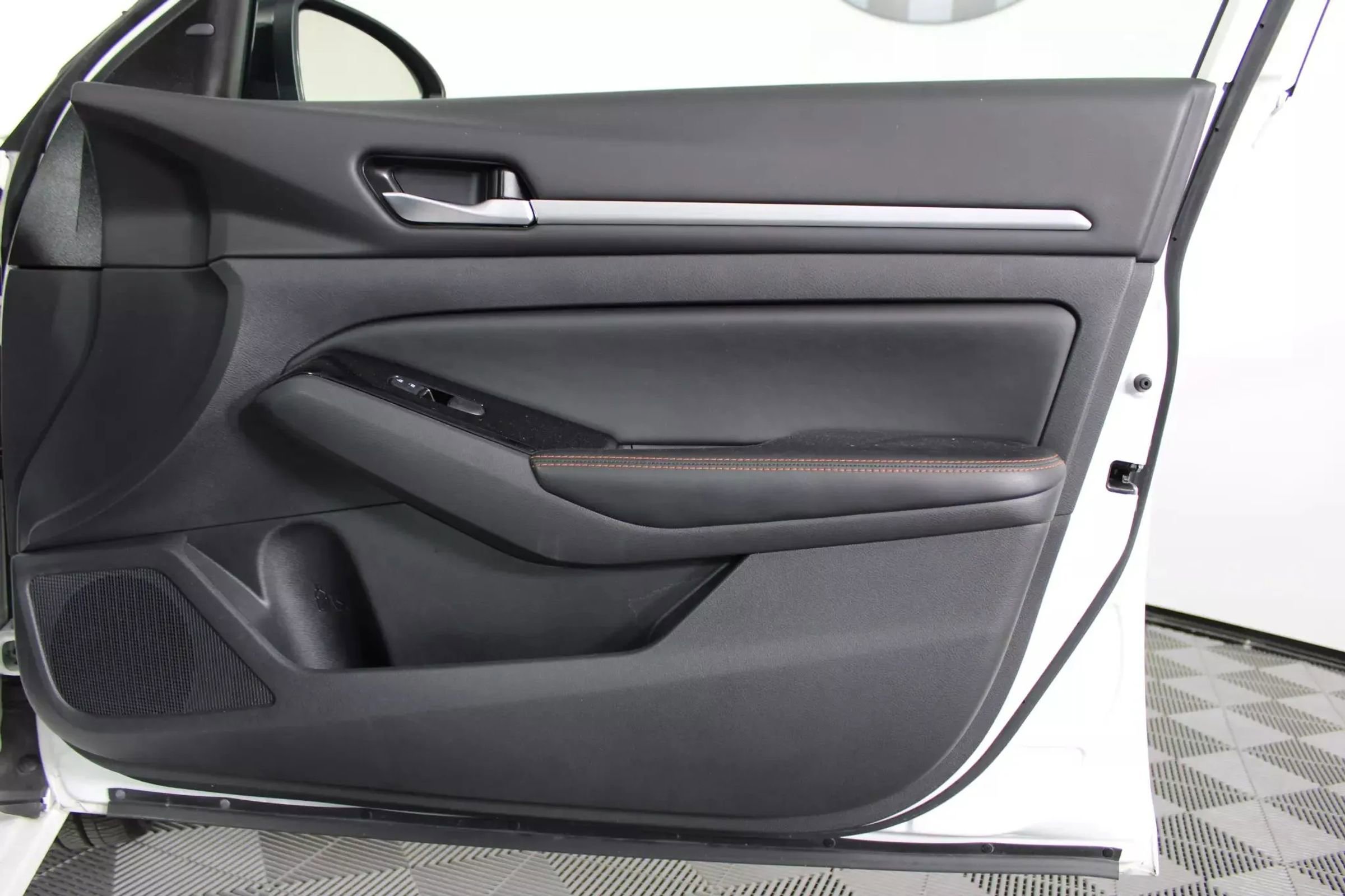 Used 2024 Nissan Altima 2.5 SR FWD image 39