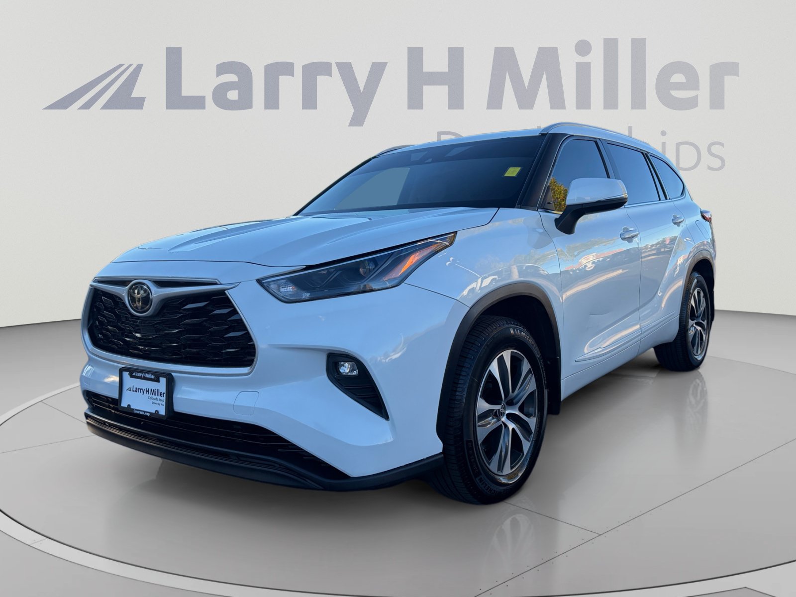 Used 2022 Toyota Highlander XLE AWD/4WD image 1