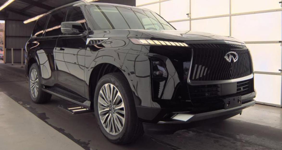 Certified 2025 INFINITI QX80 Luxe image 3