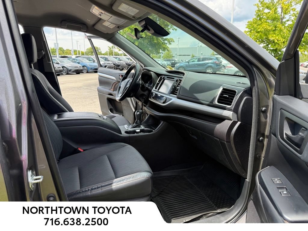 Used 2018 Toyota Highlander Plus AWD/4WD image 11