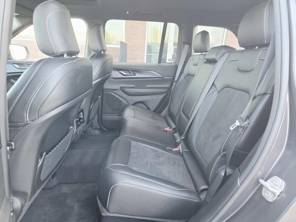 Used 2023 Jeep Grand Cherokee Altitude image 13