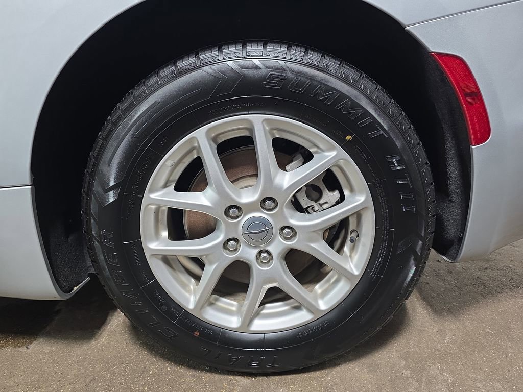 Used 2023 Chrysler Pacifica Touring-L image 34