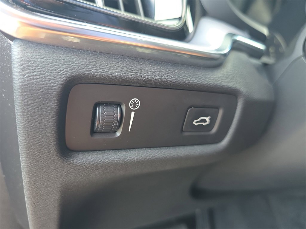 Used 2020 Volvo S60 T5 Momentum image 36