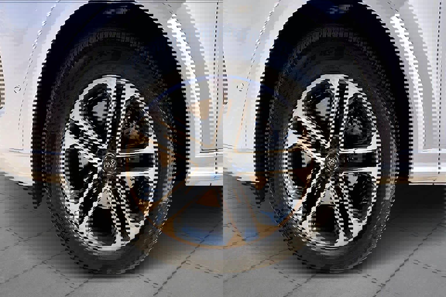 Used 2025 Audi Q5 Premium w/ Convenience Package image 9