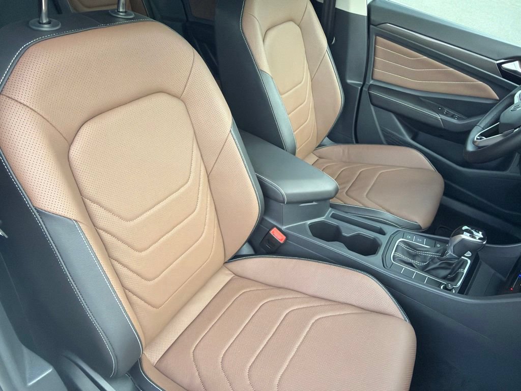 Used 2025 Volkswagen Jetta SEL FWD image 32