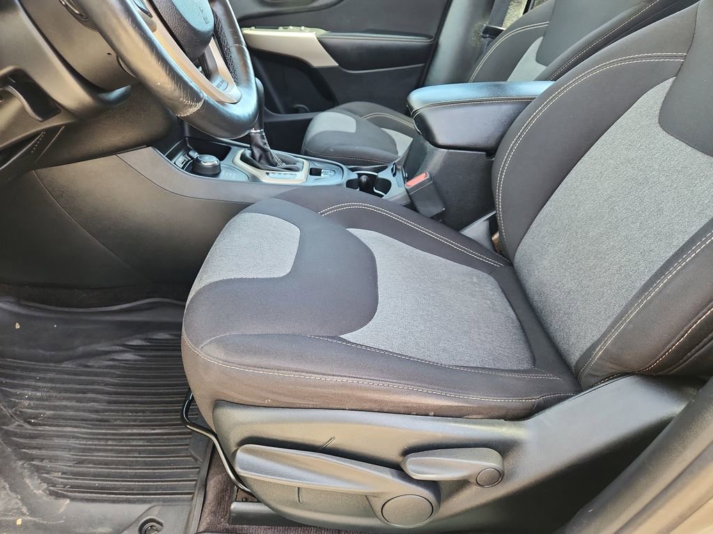 Used 2017 Jeep Cherokee Sport w/ Cold Weather Group image 11