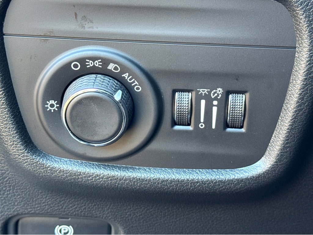 Used 2023 Jeep Grand Cherokee Laredo image 15