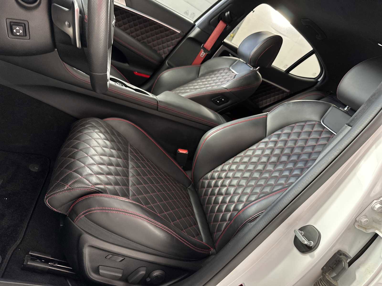 Used 2022 Genesis G70 3.3T image 10