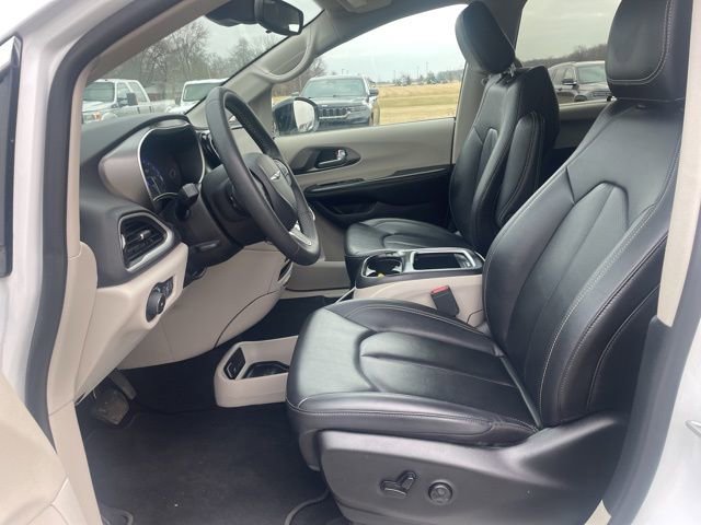 Used 2024 Chrysler Pacifica Touring-L image 8