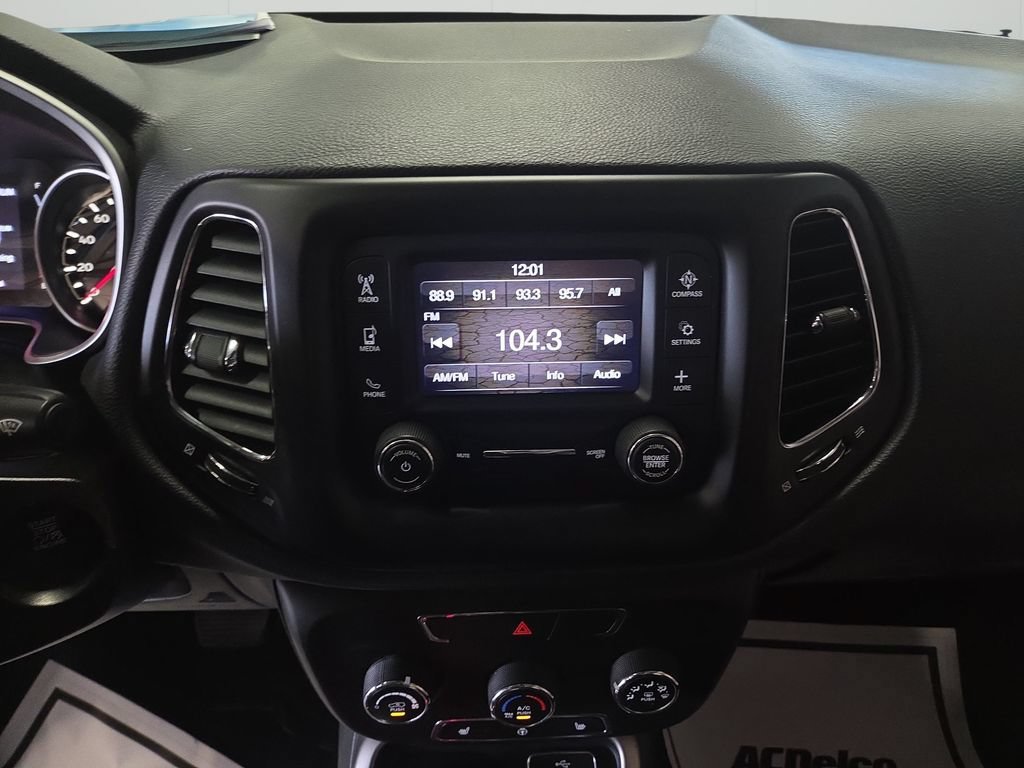 Used 2018 Jeep Compass Latitude w/ Cold Weather Group AWD/4WD image 23