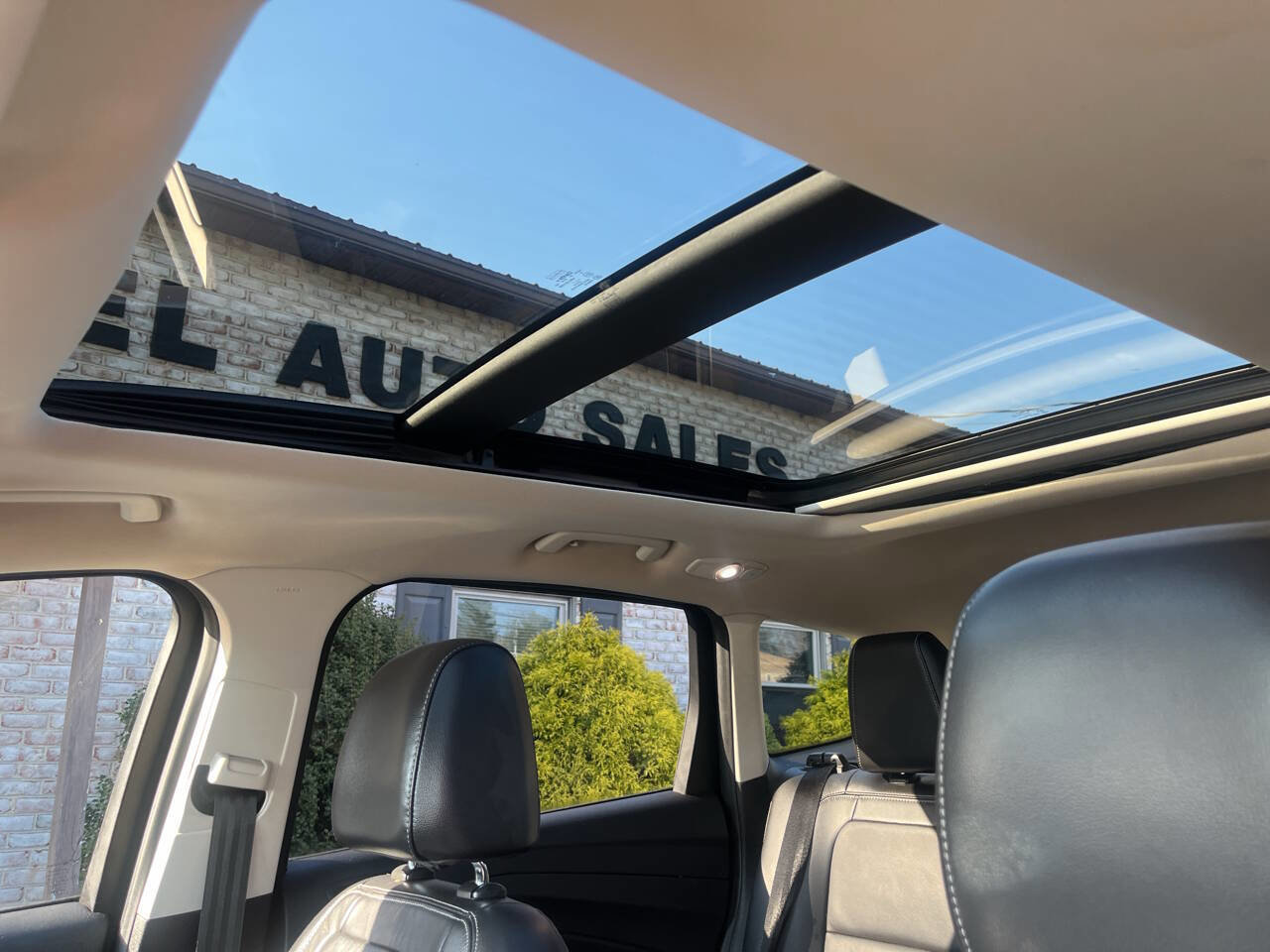 Used 2017 Ford Escape Titanium w/ Equipment Group 301A AWD/4WD image 28