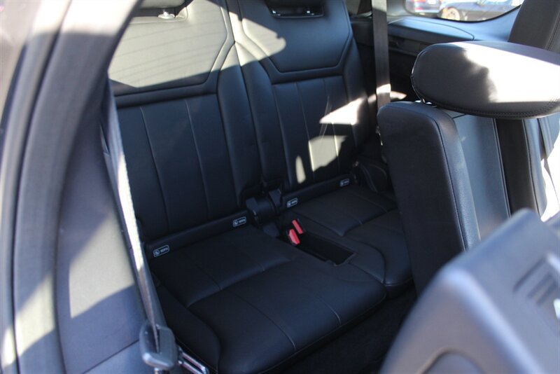 Used 2017 Land Rover Discovery HSE AWD/4WD image 18