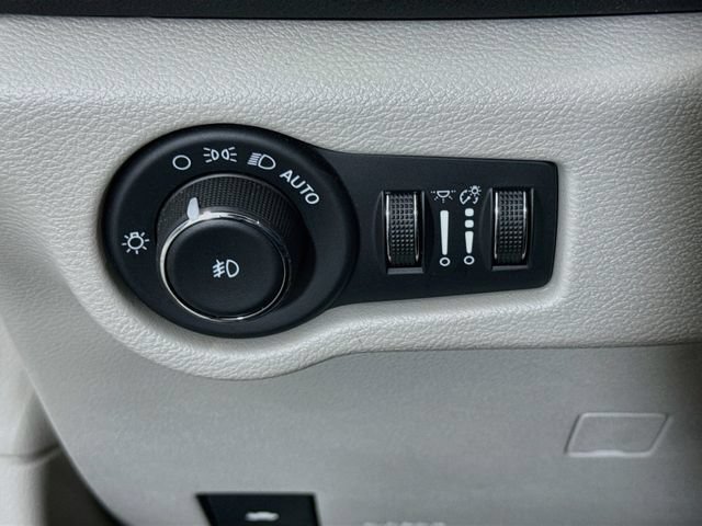 Used 2024 Chrysler Pacifica Touring-L FWD image 10