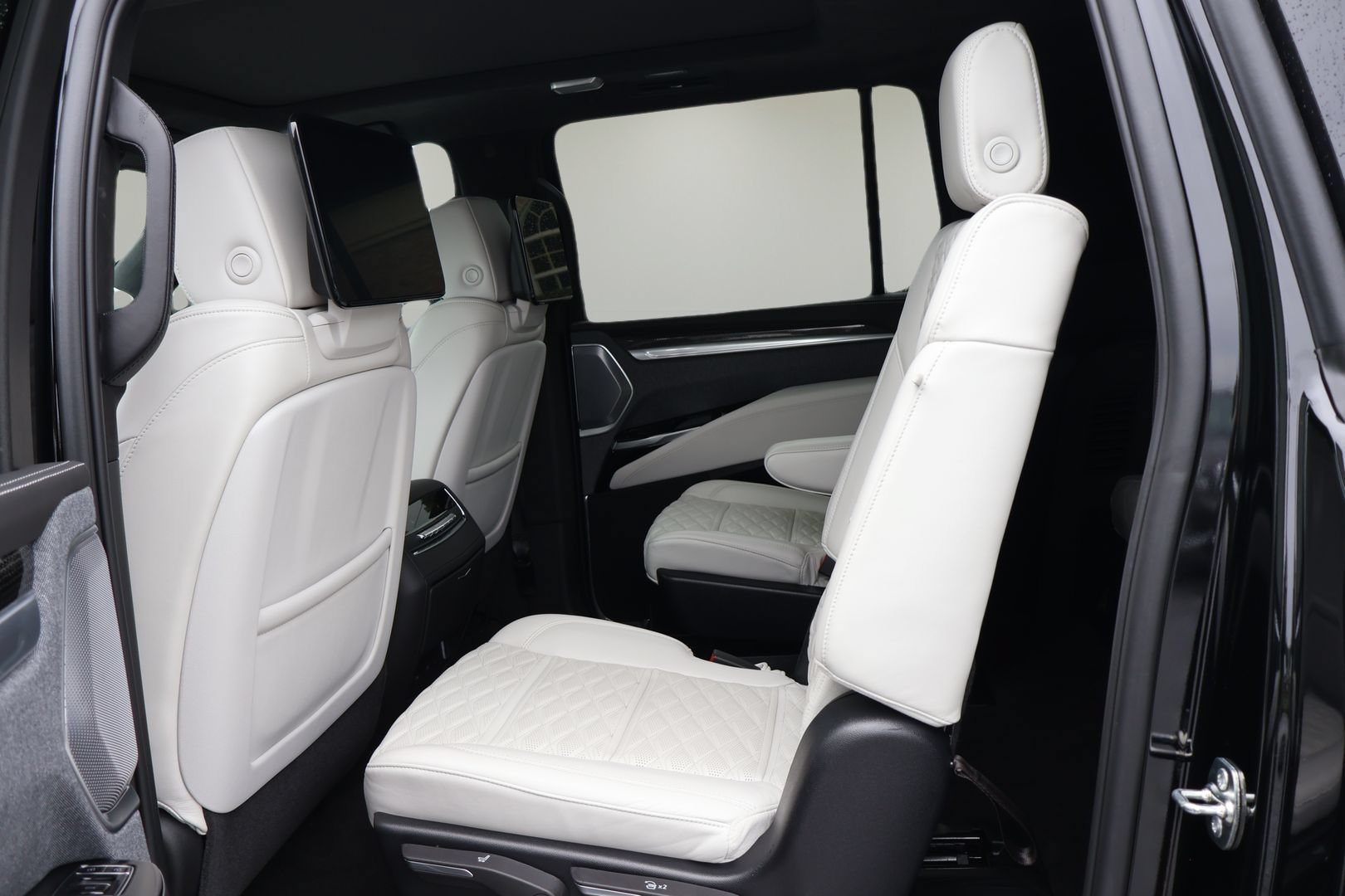 Certified 2025 Cadillac Escalade ESV V AWD/4WD image 14