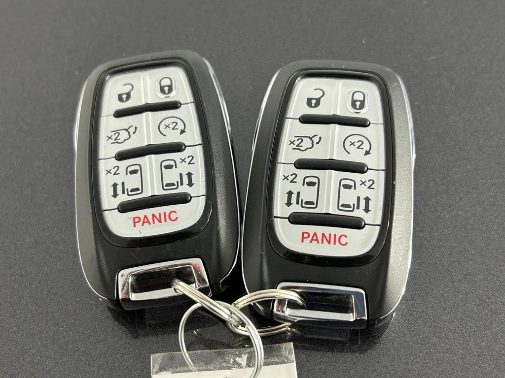 Used 2023 Chrysler Pacifica Limited w/ Uconnect Theater Family Group FWD image 38
