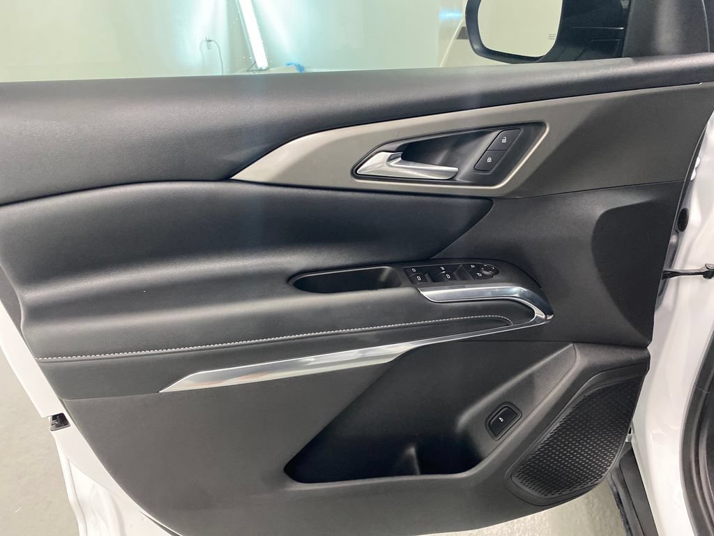Used 2025 Chevrolet Traverse LT w/ LPO, Floor Liner Package FWD image 11
