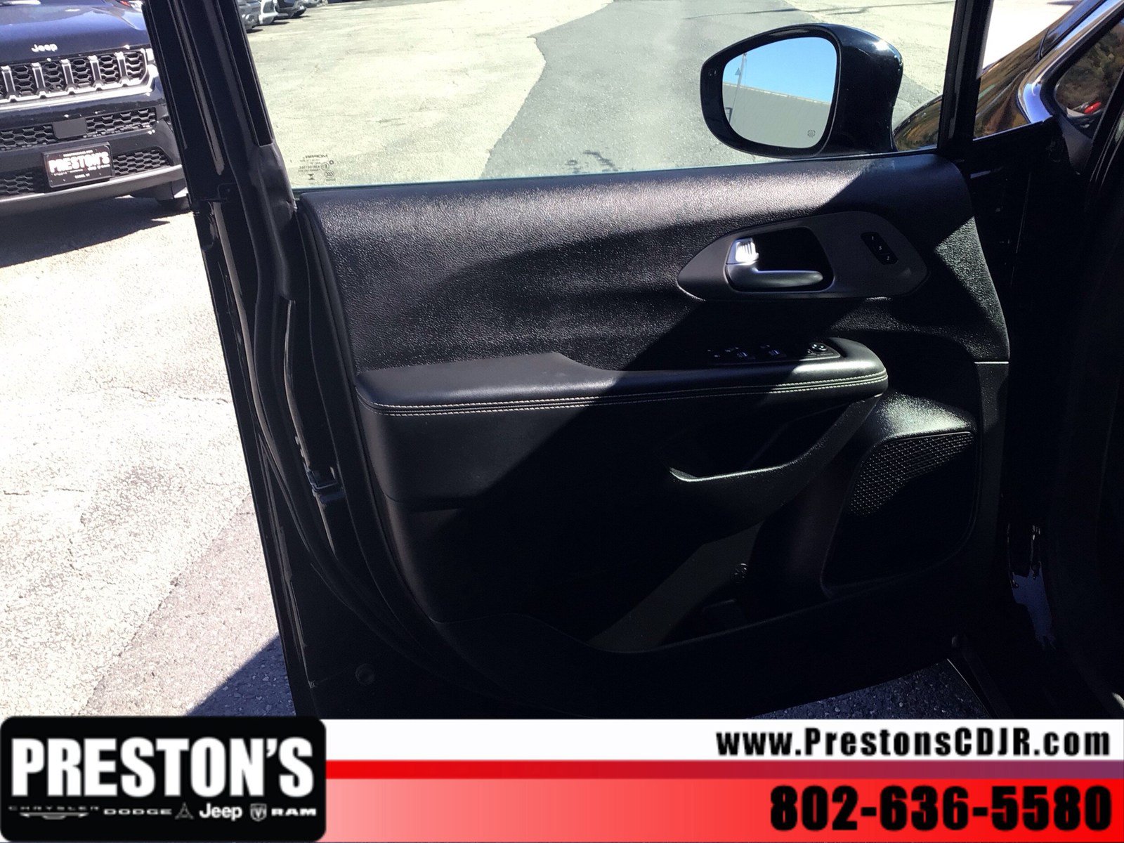 Used 2025 Chrysler Pacifica Select FWD image 10