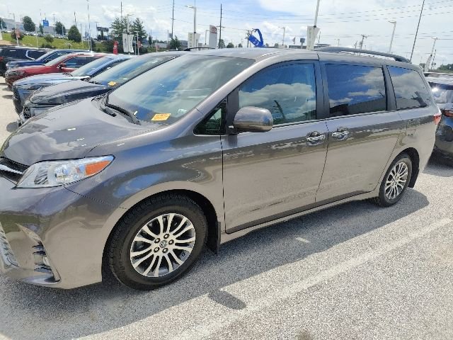 Used 2019 Toyota Sienna XLE w/ XLE Navigation Package FWD image 3