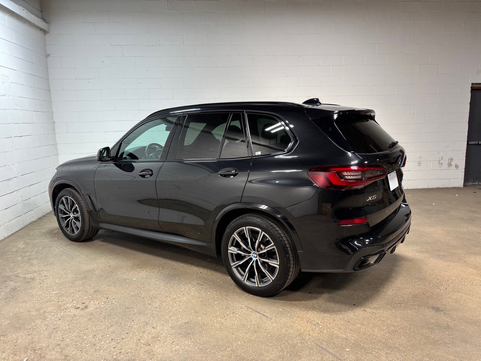 Used 2023 BMW X5 xDrive40i w/ M Sport Package AWD/4WD image 10