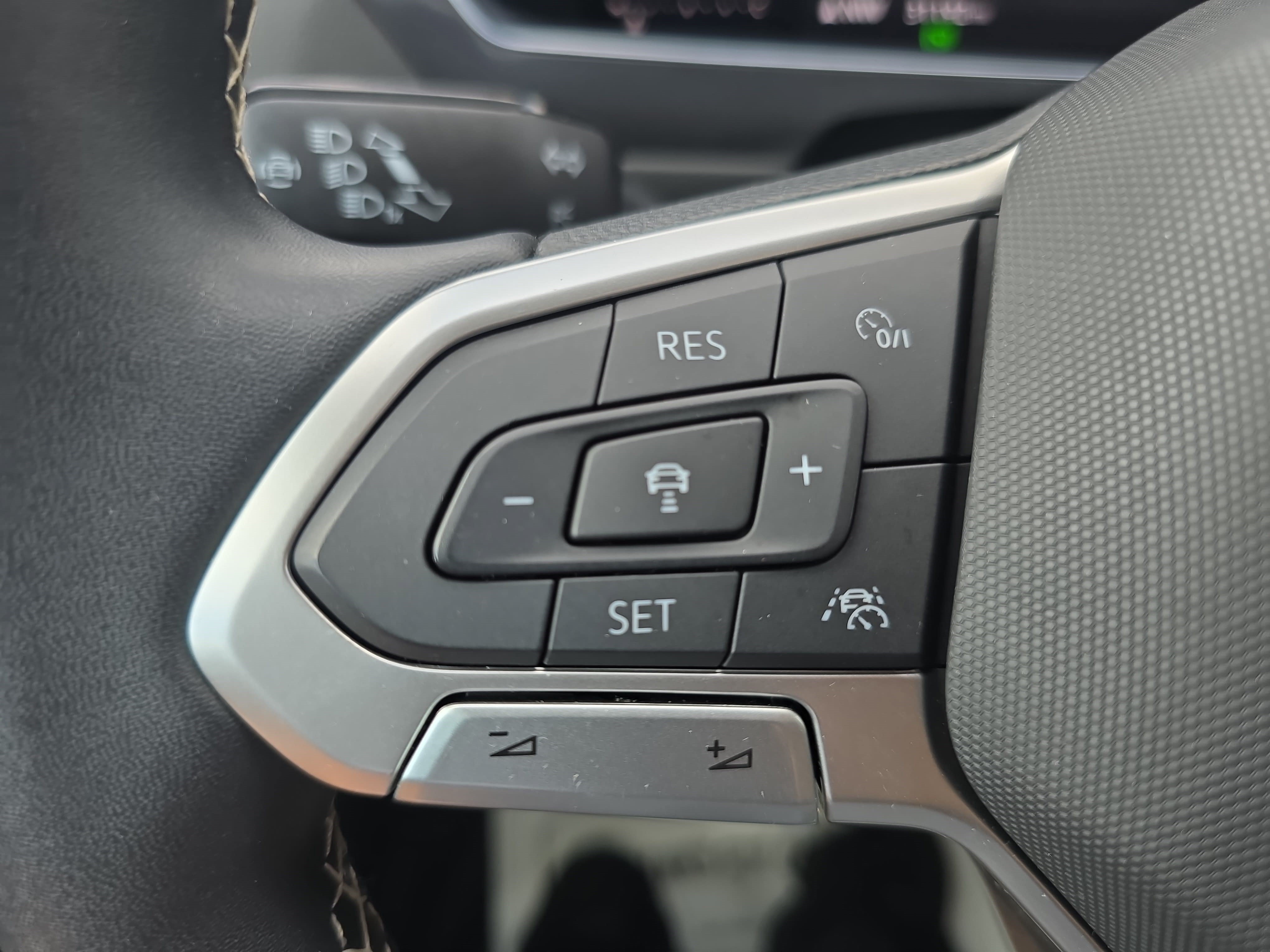 Used 2022 Volkswagen Tiguan SE FWD image 18