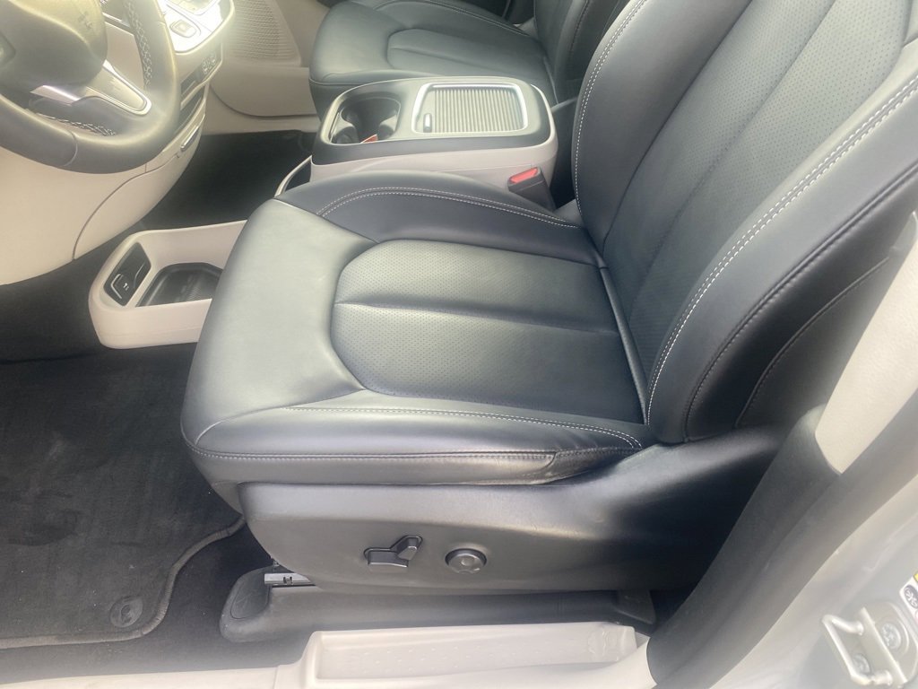 Used 2024 Chrysler Pacifica Touring-L image 4