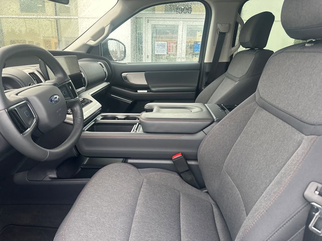 Used 2025 Ford Expedition Active image 9