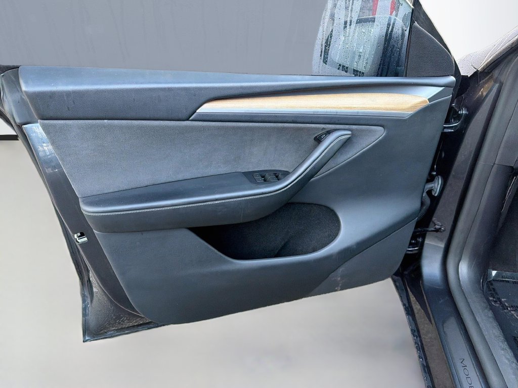 Used 2024 Tesla Model Y Long Range AWD/4WD image 21