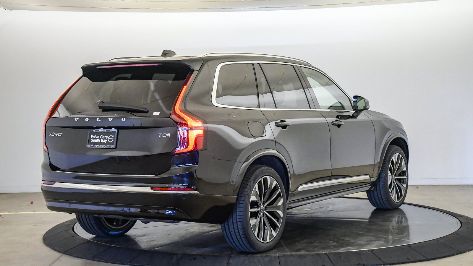 New 2026 Volvo XC90 T8 Plus w/ Protection Package AWD/4WD image 5