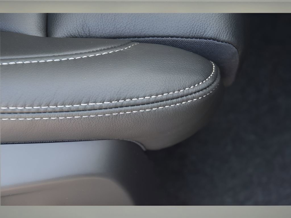 Certified 2025 Volvo XC40 B5 Ultra w/ Protection Package Premier image 31