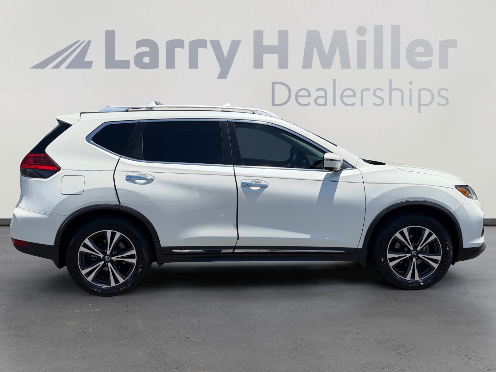 Used 2017 Nissan Rogue SL w/ SL Premium Package FWD image 6