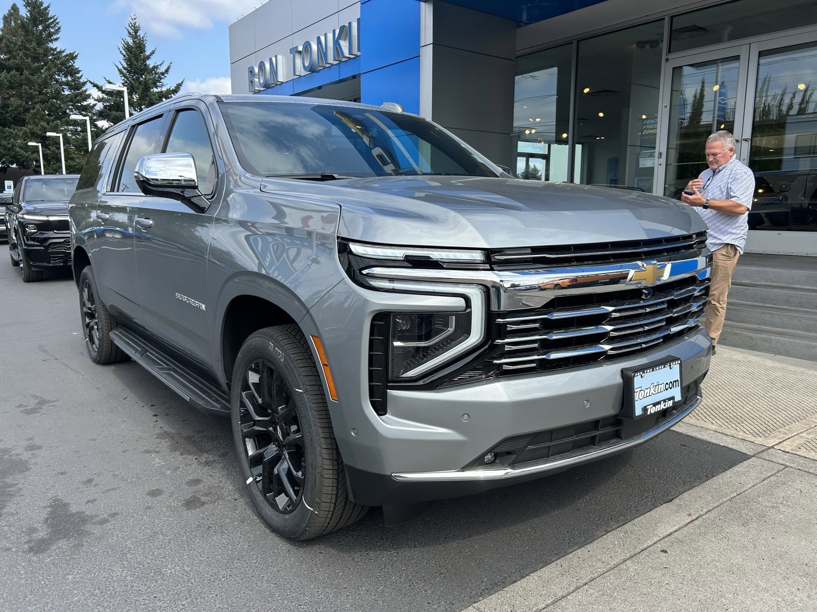 New 2025 Chevrolet Suburban Premier image 2