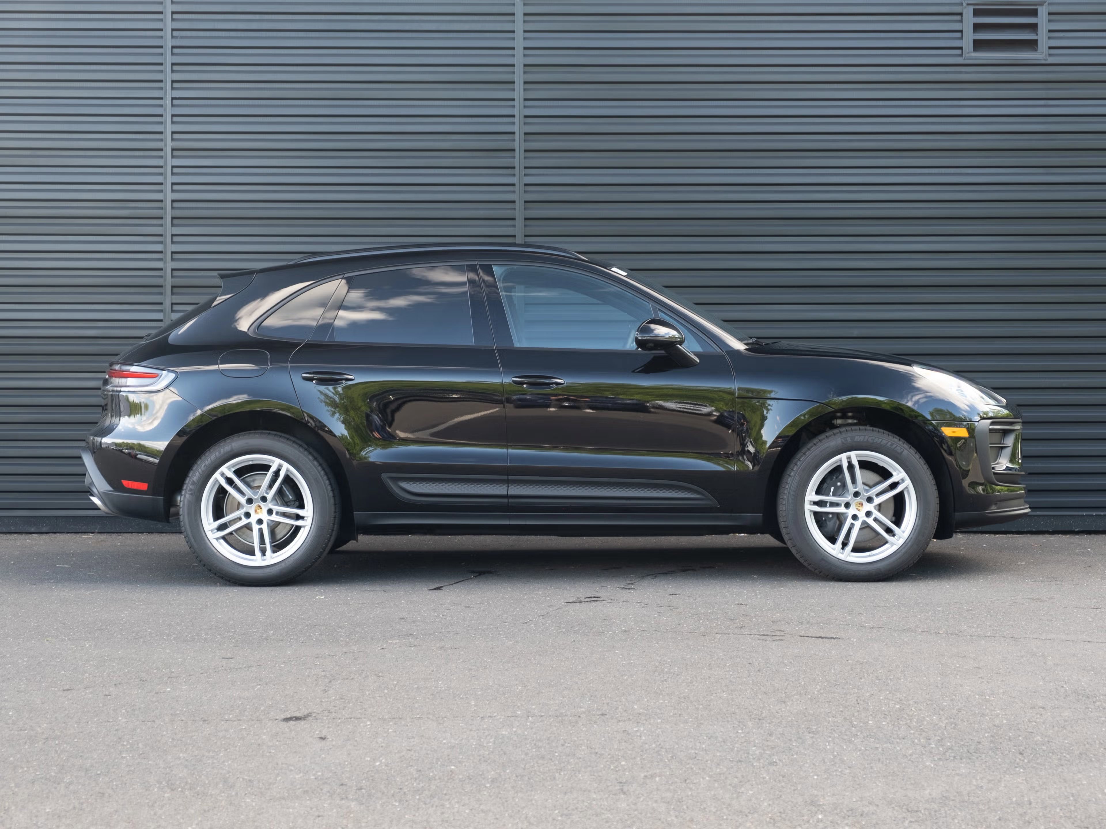 Certified 2025 Porsche Macan image 9