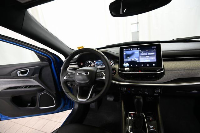 Used 2024 Jeep Compass Latitude image 27