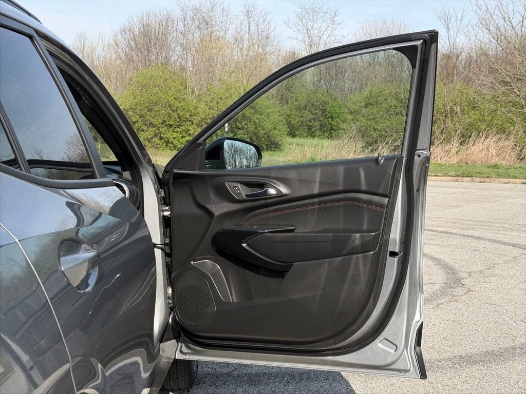 Used 2025 Chevrolet Trax RS w/ Sunroof Package image 25