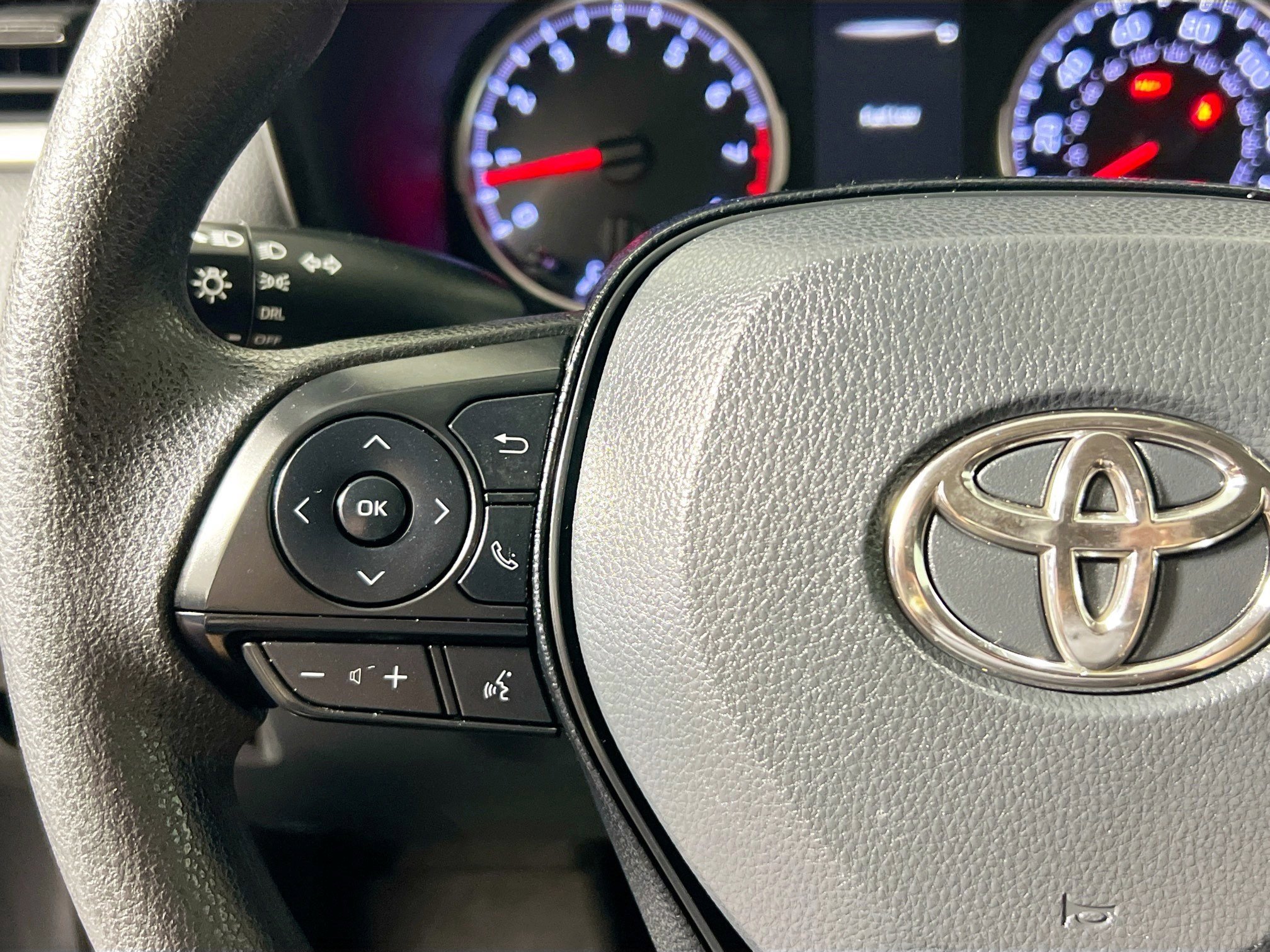 Used 2019 Toyota RAV4 LE FWD image 18